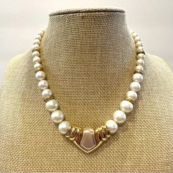 Vintage 1980’s Napier Necklace faux pearls, gold tone comes to a point, “V” - Picture 2 of 14